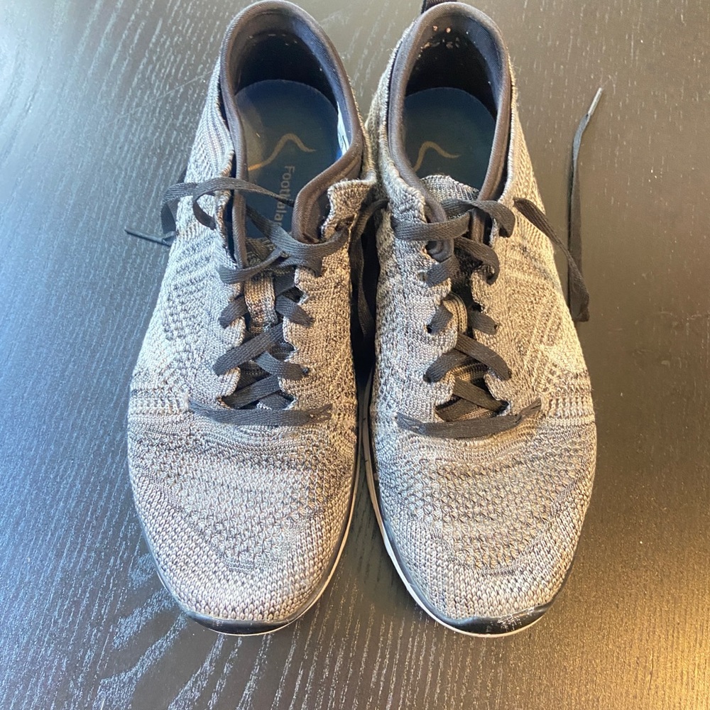 Nike tennis shoe size 6/12